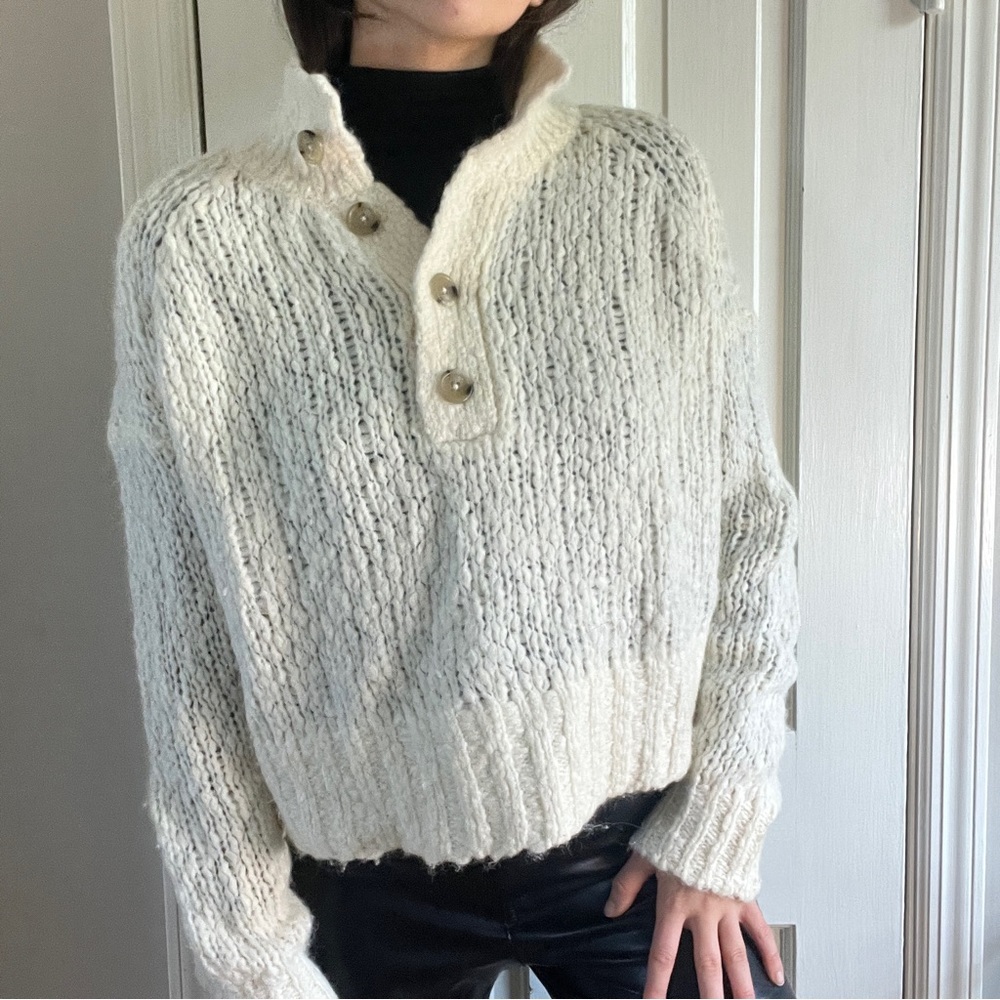 Everlane “The Lofty Knit Henley” cream collared sweater with buttons cropped S